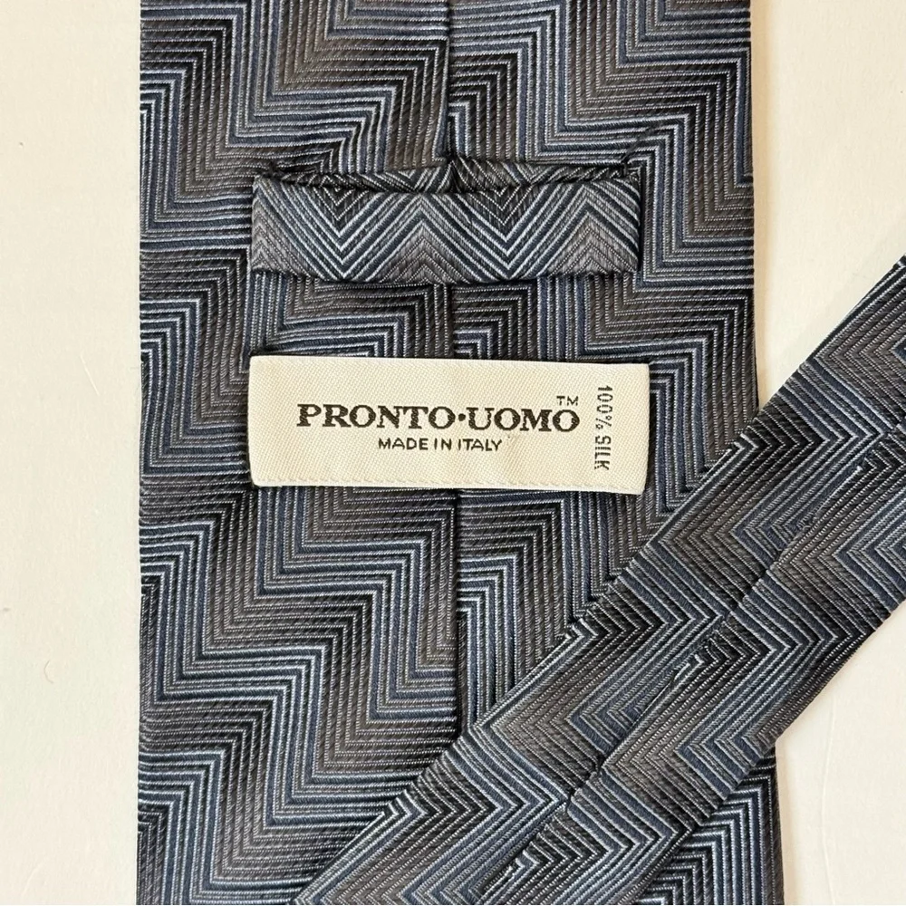 Pronto Uomo Men’s Necktie Gray Chevron Patterned Tie